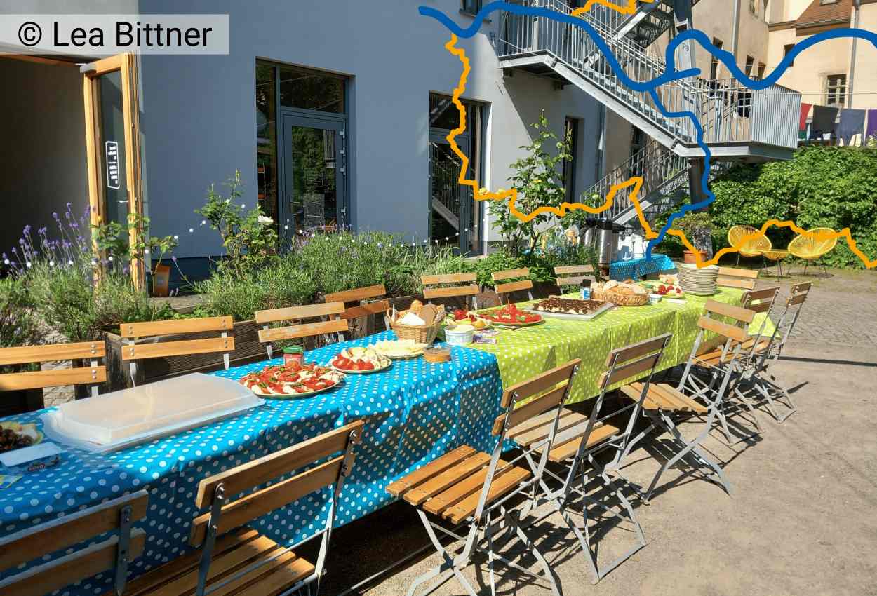 KNZ_Tafel Lange Tafel mit Kuchen im Sonnenschein beim riesa efau